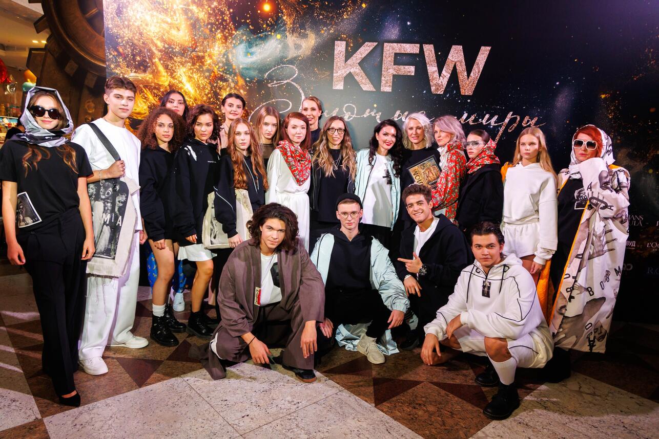 Юлия Такшина впервые вышла на подиум вместе со взрослым сыном