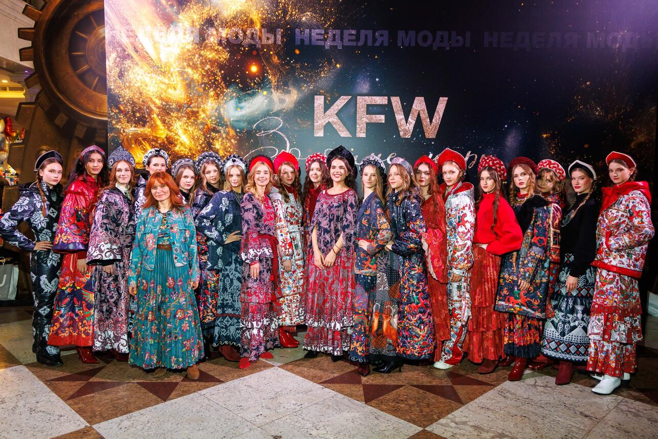 Юлия Такшина впервые вышла на подиум вместе со взрослым сыном