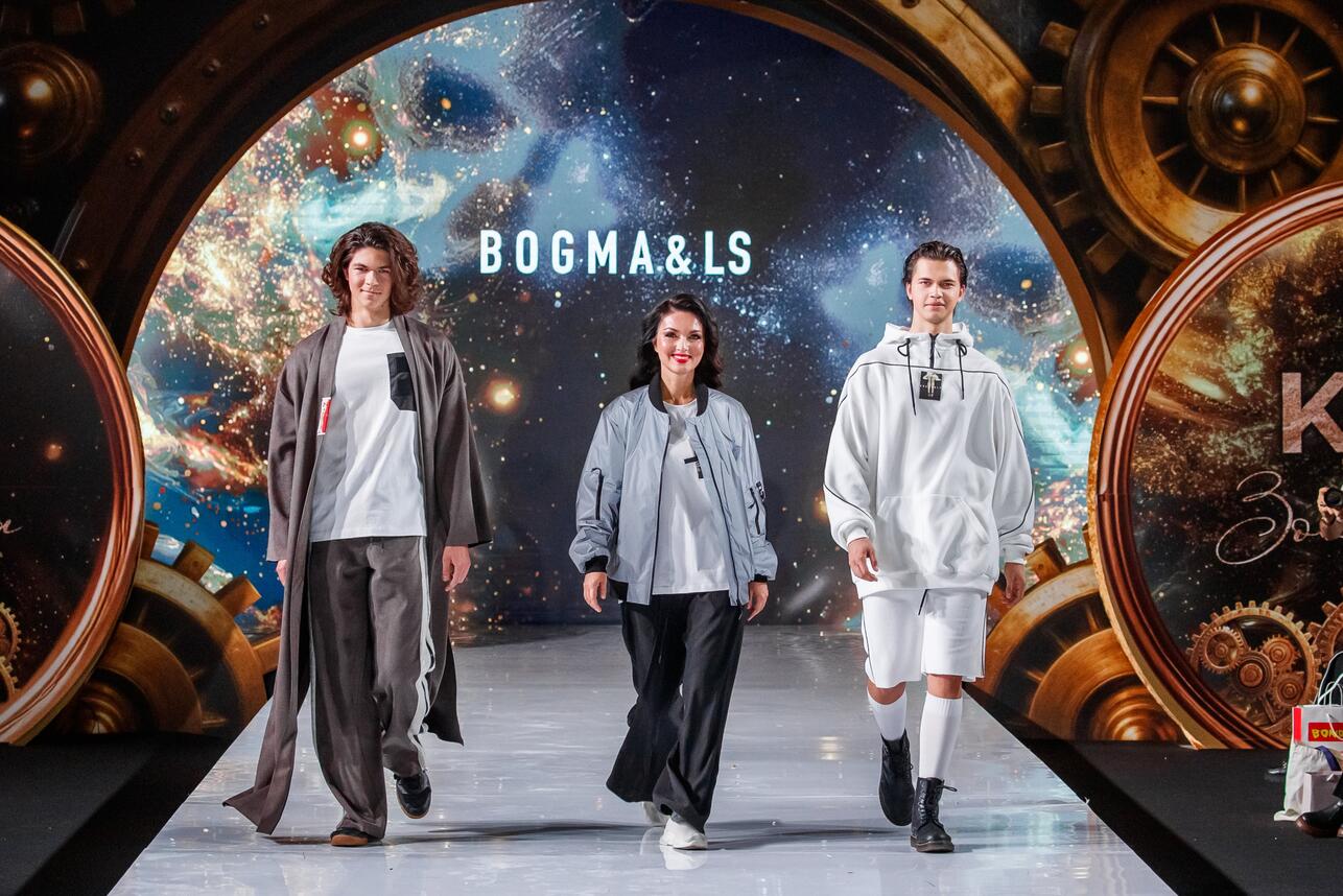 Юлия Такшина впервые вышла на подиум вместе со взрослым сыном