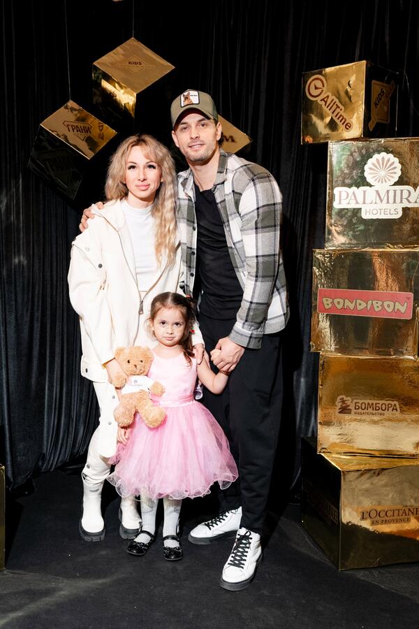 Юлия Такшина впервые вышла на подиум вместе со взрослым сыном