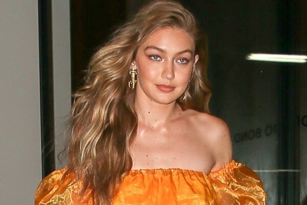 Образ дня: Джиджи Хадид в кроп-топе с открытыми плечами