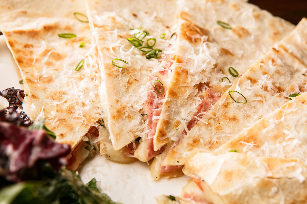 закуски для подруг, легкие закуски, что приготовить для посиделок, рецепты с песто, сырная кесадилья рецепт, тарталетки с песто, закуски с беконом, курага с беконом, быстрые закуски для компании, рецепты на девичник