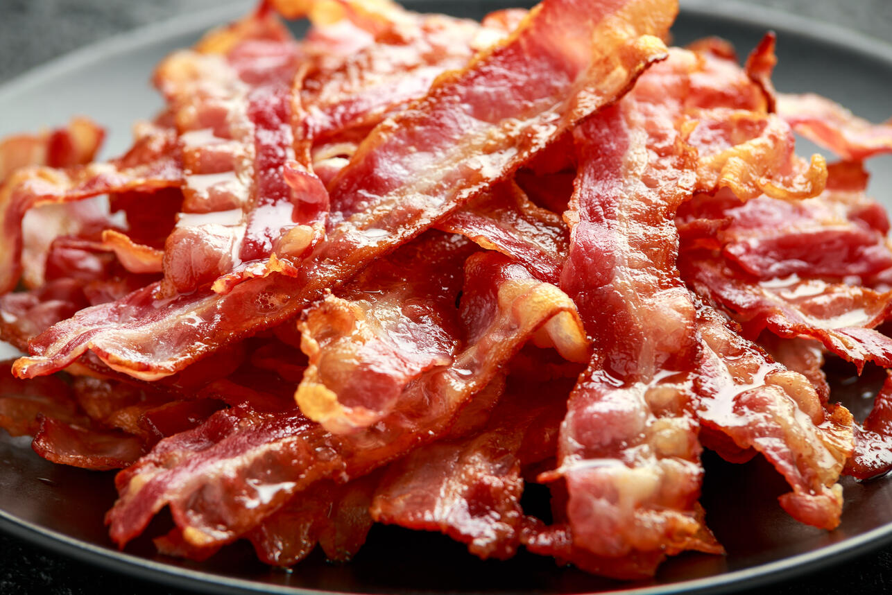 закуски для подруг, легкие закуски, что приготовить для посиделок, рецепты с песто, сырная кесадилья рецепт, тарталетки с песто, закуски с беконом, курага с беконом, быстрые закуски для компании, рецепты на девичник