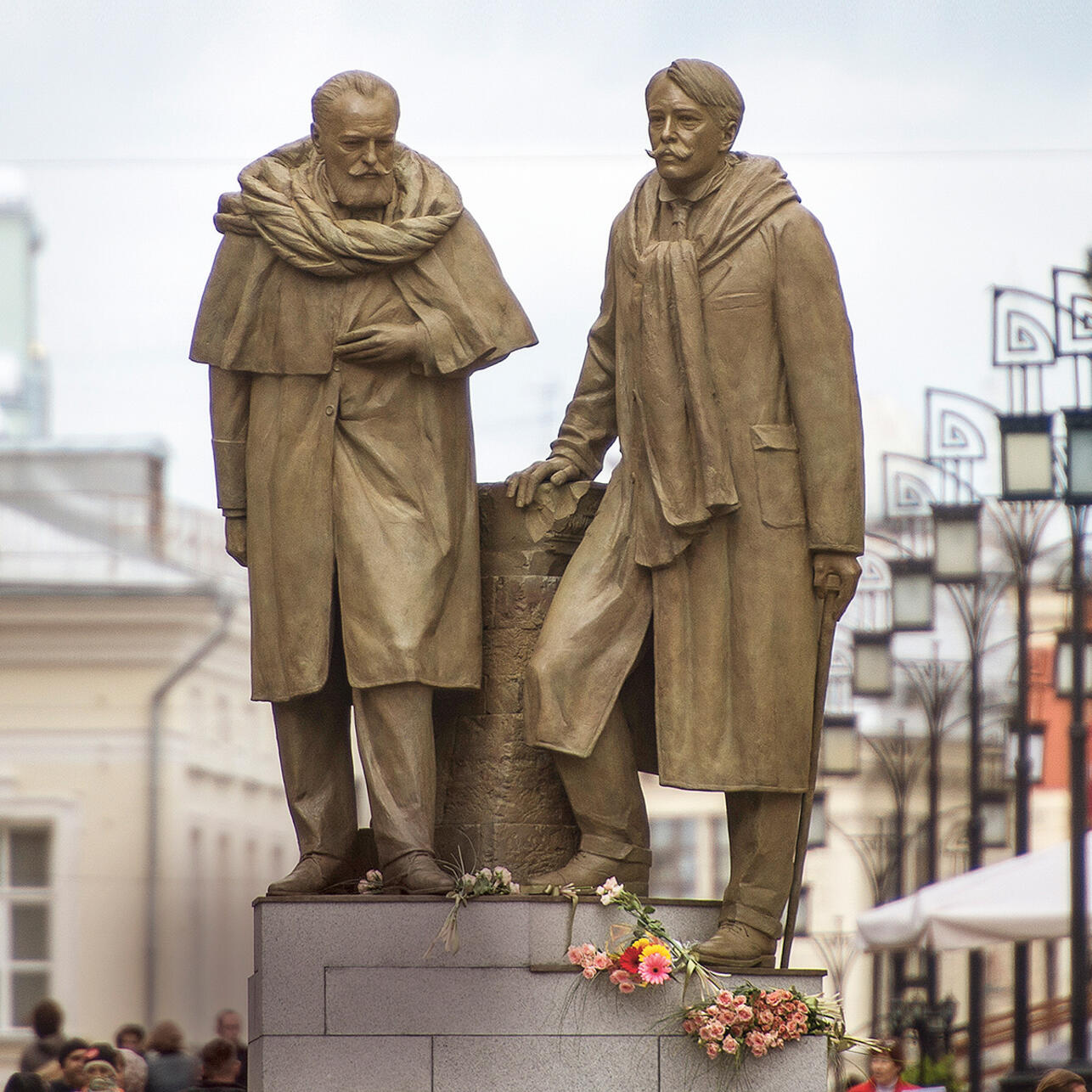 Основатели московских театров. Памятник Немировичу-Данченко Камергерский. Памятник основателям МХТ - Станиславскому и Немировичу-Данченко. Памятник Станиславскому в Москве в Камергерском переулке. Немирович Данченко памятник.