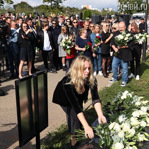 Вдова и дети Юрия Шатунова пришли на открытие памятника