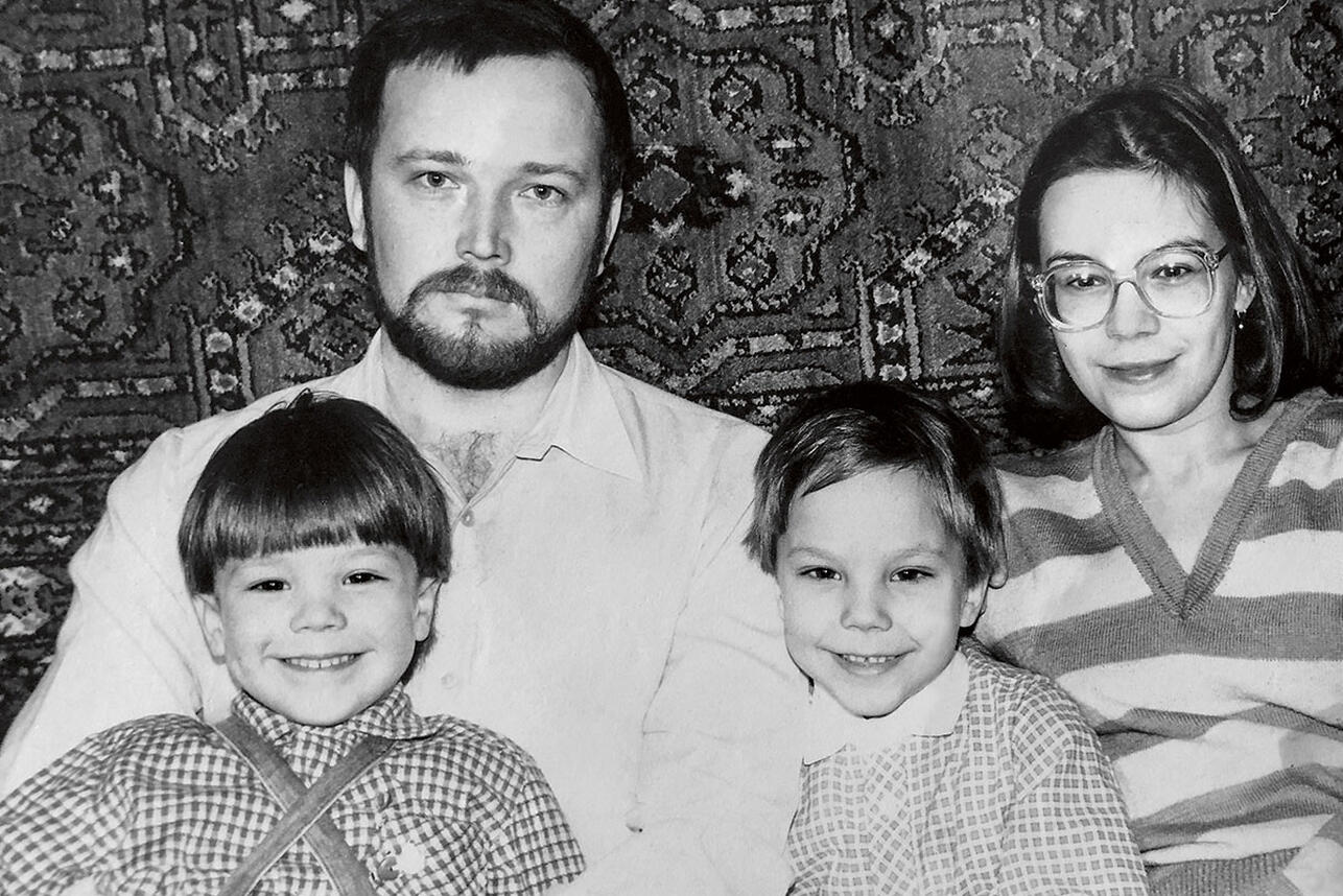 Алексей Чадов с братом Андреем и родителями