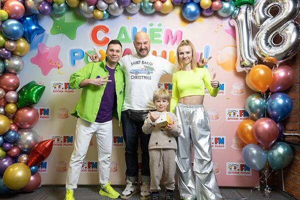 Дед Мороз и 100 гостей: Детскому радио – 18!