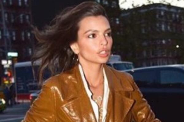 Образ дня: Эмили Ратажковски в ботильонах Yeezy