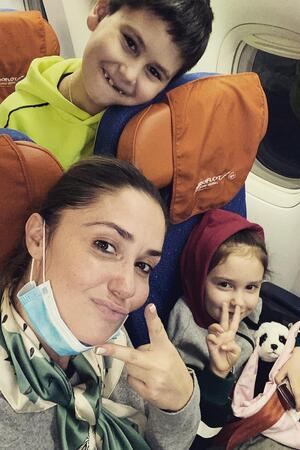 Агата Муцениеце с детьми - фото