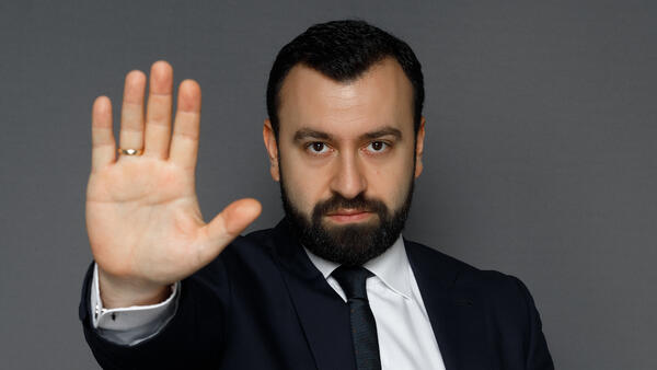 Адвокат Александр Аронов: «Многие звезды могли бы избежать отмены, будь у них свой адвокат»