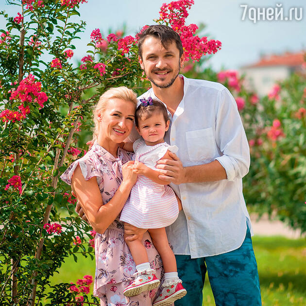 Татьяна Волосожар и Максим Траньков с дочкой Татьяна Волосожар и Максим Траньков с дочкой