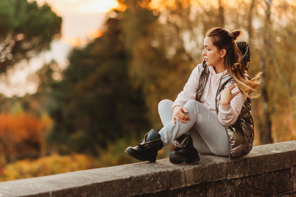 Игра с фактурами: как носить одежду цвета металлик