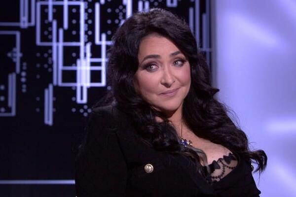 Хватит места маме и дочке: Лолита показала свой загородный дом