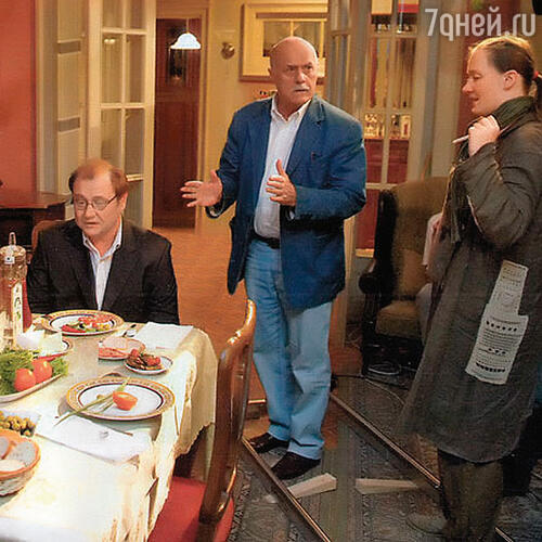 В тот период, когда мы работали вместе, я многому научилась  у Станислава Сергеевича.  На съемочной площадке  с С. Говорухиным. Юлия справа
