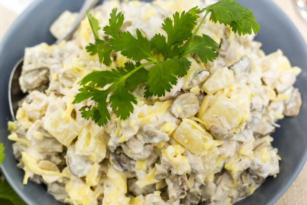 Салат «Королевский» с курицей и ананасом: рецепт новогодней закуски. фото Салат «Королевский» с курицей и ананасом: рецепт новогодней закуски. фото