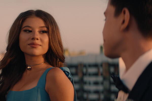 Манукян, Хаметова и неожиданные звездные камео: появился трейлер комедии «Не одна дома 3. Выпускной»