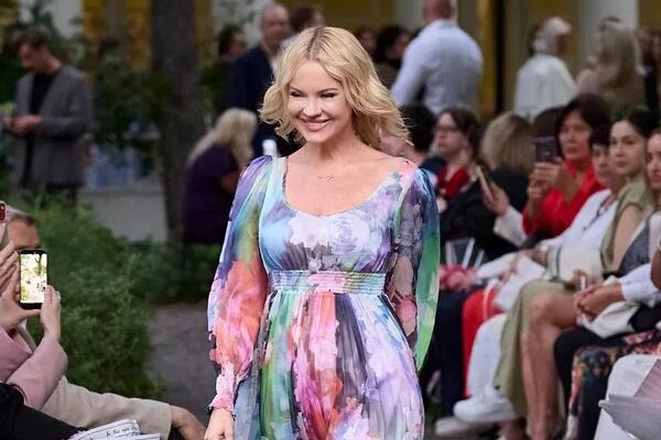 Ирина Ортман вышла на подиум в роскошном платье