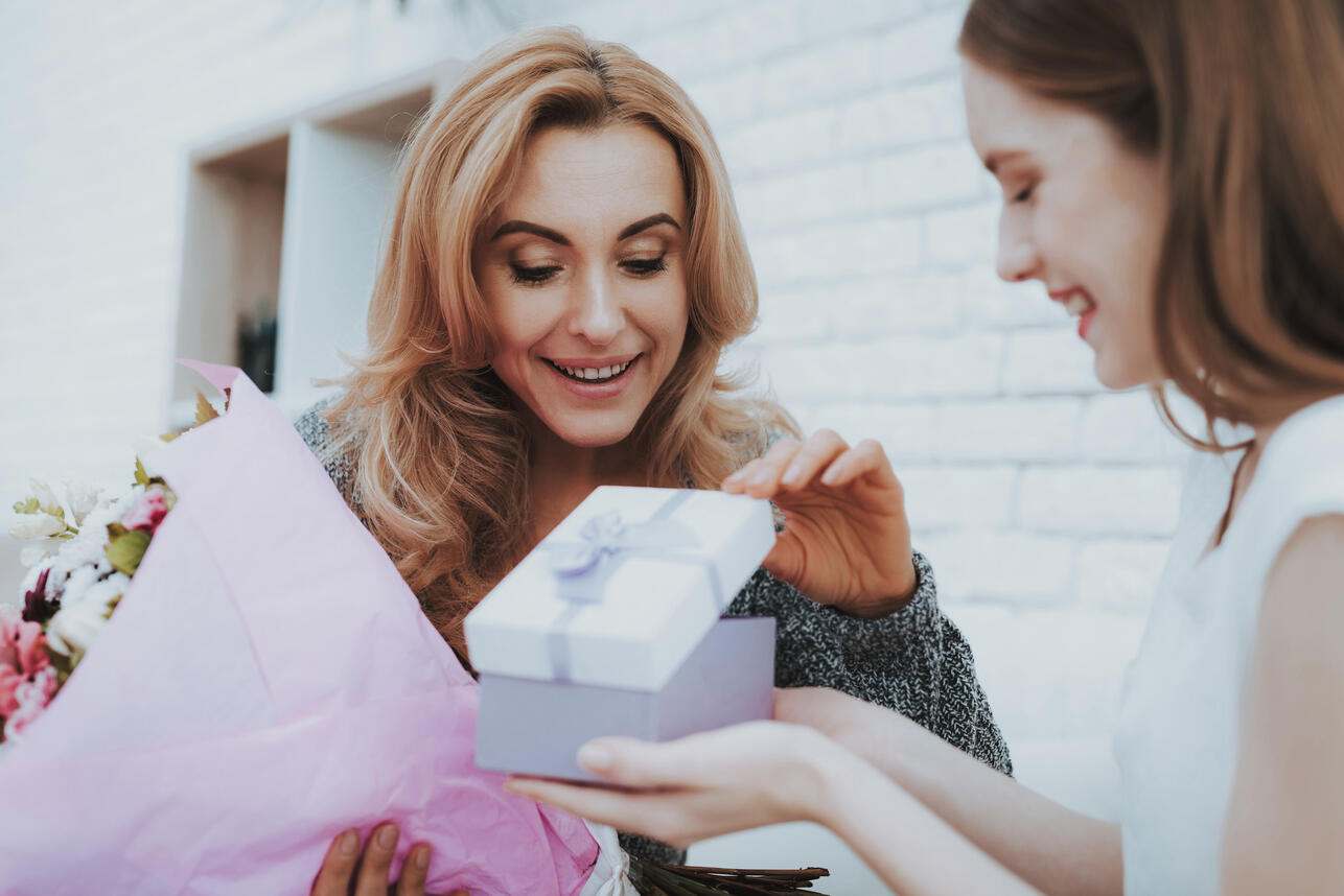 подарок на День Матери, подарок маме интерьер, лампа подарок маме, домашний декор подарок, настольная лампа подарок, декор для дома маме, уютный подарок для мамы, стильный подарок интерьер, идеи подарков маме, подарок