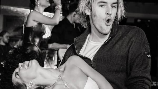 Перешел&nbsp; от слов к действию: сын Дубцовой отчаянно флиртует с Авророй Киба