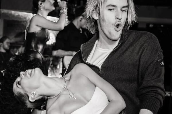 Перешел от слов к действию: сын Дубцовой отчаянно флиртует с Авророй Киба