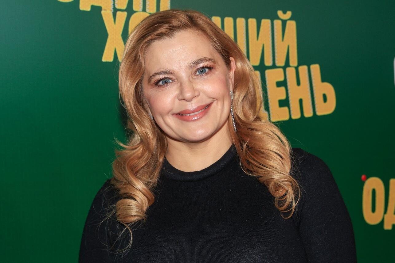 Пегова вышла в свет с избранником и его взрослой дочерью — он на 10 лет младше