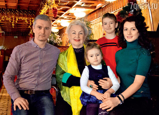 Лидия Чащина на праздновании своего дня рождения с сыном Денисом, внуками Алевтиной и Тимофеем и невесткой Александрой. 13 января 2013 г. 