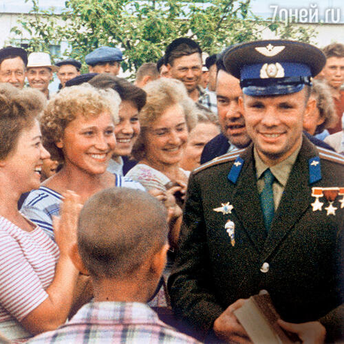Главным гостем на празднике был Юрий Гагарин. Александр Колкер вспоминает, что крыши всех невысоких домов на набережной были заполнены горожанами. Над головой на вытянутых руках они держали детей, чтобы те увидели живого Гагарина 1961 г.