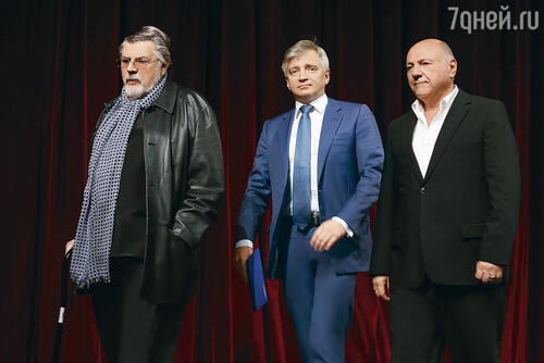 «Александр Анатольевич продолжает оставаться в Театре сатиры огромной величиной, принимает активное участие в жизни театра, играет большую роль в трехчасовом спектакле  «Где мы??!...», билеты на который полностью раскупаются на два месяца вперед». Президент Театра сатиры народный артист России Александр Ширвиндт, руководитель департамента культуры города Москвы Александр Кибовский, художественный руководитель театра Сергей Газаров, 2021 год
