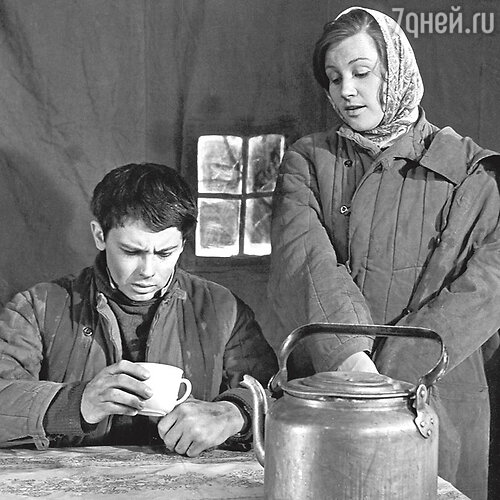 «На съемки Саша обычно приезжал без жены, но с партнершами вел себя безупречно» С Татьяной Конюховой в фильме «Карьера Димы Горина». 1961 г.