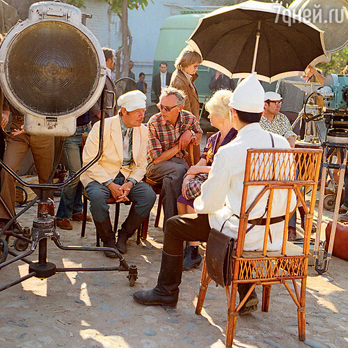 Леонид Гайдай на съемках фильма «Не может быть!». 1975 г.