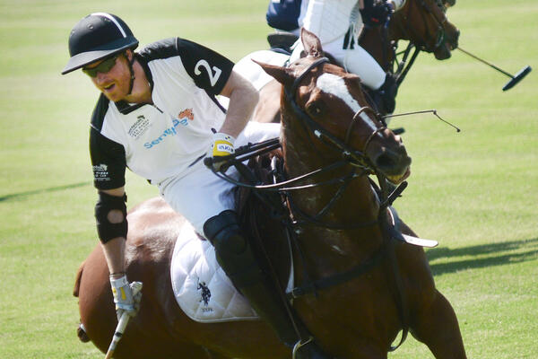 Уже не на коне: принц Гарри выпал из седла после встречи с королевой