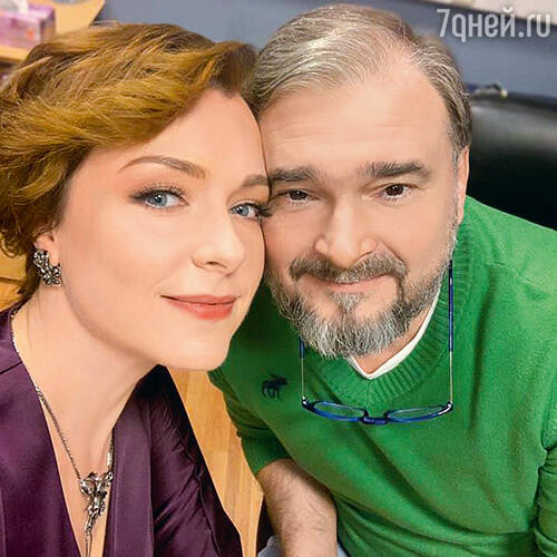 «Мы знали друг друга давно. Саша тоже щукинец, он преподавал на курсе у Наташи, мы встречались на дне рождения училища, и у нас много общих друзей и знакомых». Светлана Антонова с мужем Александром Жигалкиным, 2023 год