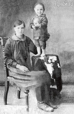 Василий Шукшин с матерью Марией Сергеевной Шукшиной, 1933 г.