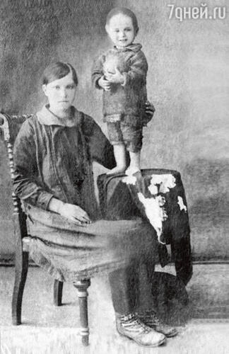Василий Шукшин с матерью Марией Сергеевной Шукшиной, 1933 г.