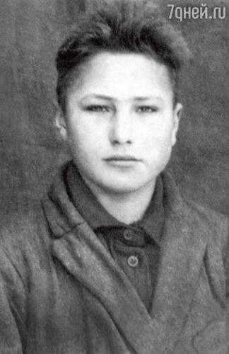 «Вася учился плохо, был троечником, зато на уроках литературы блистал. И в любой компании переключал внимание на себя, гениально пересказывая Чехова или Тургенева». 1945 г.