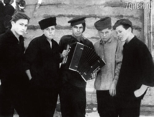 «Курили тогда парни поголовно. Кубанка на голове, в зубах зажата папироска, в руках гармошка — вот образ модного молодого человека сороковых годов»
