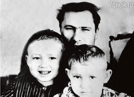 С любимыми племянниками Надей и Сережей, которым Шукшин заменил отца. 1961 г.