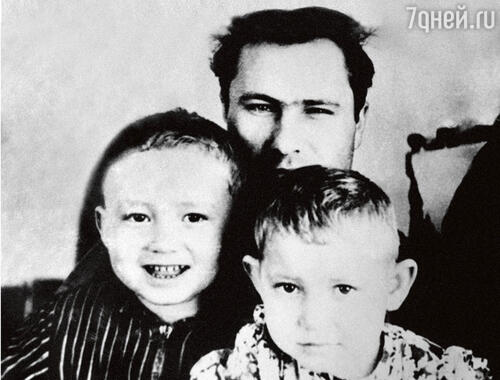 С любимыми племянниками Надей и Сережей, которым Шукшин заменил отца. 1961 г.