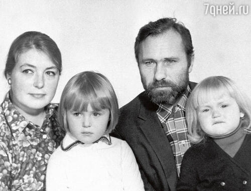 «Лидия Федосеева-Шукшина не была в восторге от приездов многочисленной деревенской родни. Квартирка у них была тесная, лишнего человека и положить негде...»