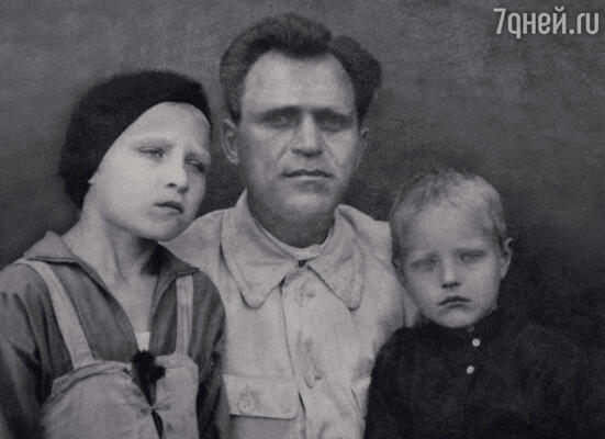 С отцом Василием Демьяновичем и братом Леней. Саратов, 1931 г.