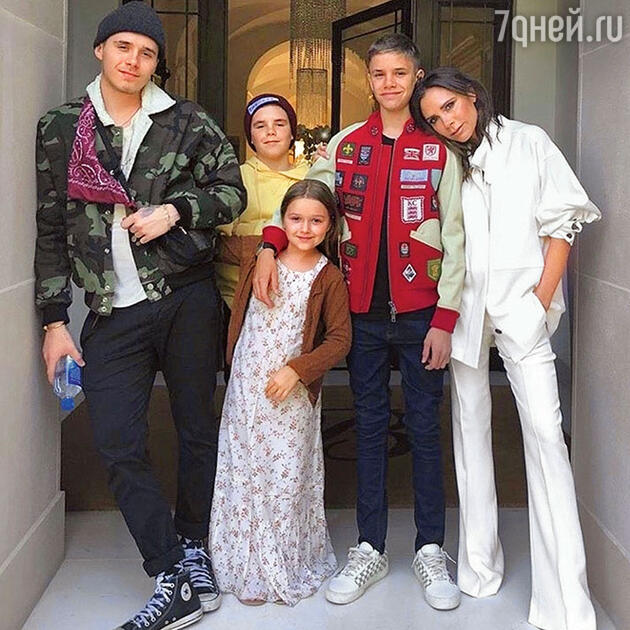 Виктория Бекхэм с детьми Бруклином, Ромео, Крузом и Харпер. 2018 г. Виктория Бекхэм с детьми Бруклином, Ромео, Крузом и Харпер. 2018 г.