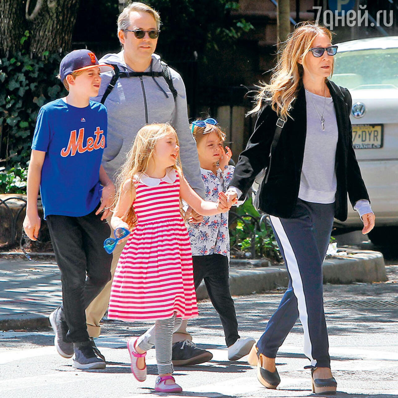 Сара Джессика Паркер с сыном Джеймсом Уилки, мужем Мэттью Бродериком и дочками Мэрион и Табитой.  Нью-Йорк, 2016 г.