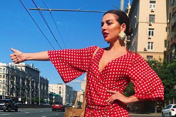 Образ дня: Анна Седокова в Monica Sablic