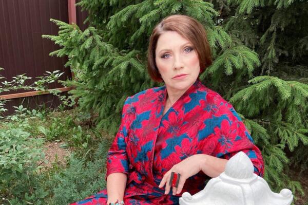 Взять и нагадить в произведение искусства: Роза Сябитова не пожалела полмиллиона за золотой унитаз