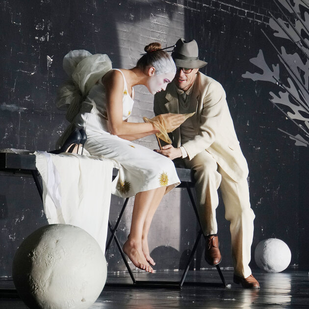 Сцена из спектакля "Человек из рыбы"