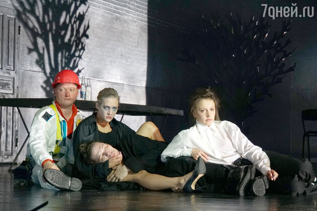 Сцена из спектакля "Человек из рыбы"