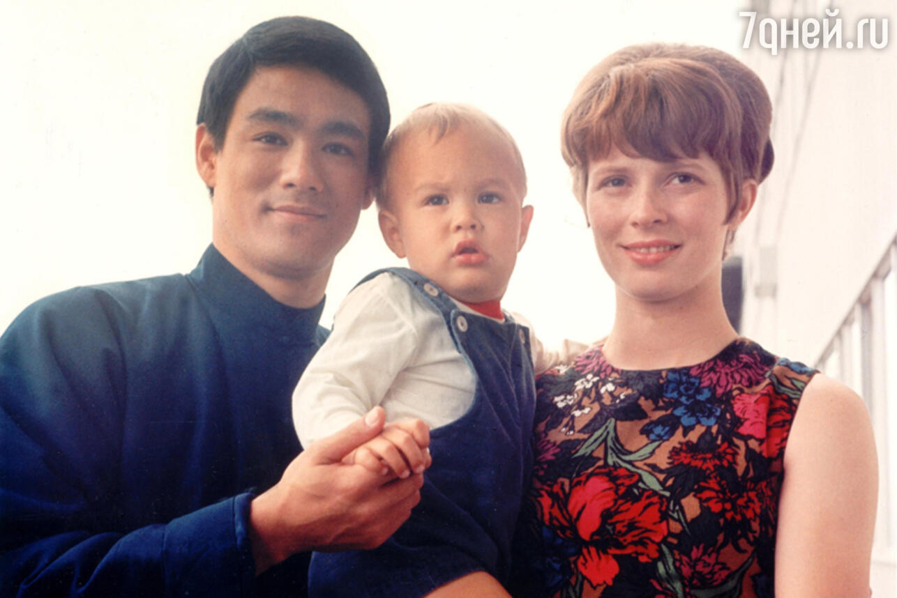 Брюс Ли с сыном Брэндоном и супругой Линдой