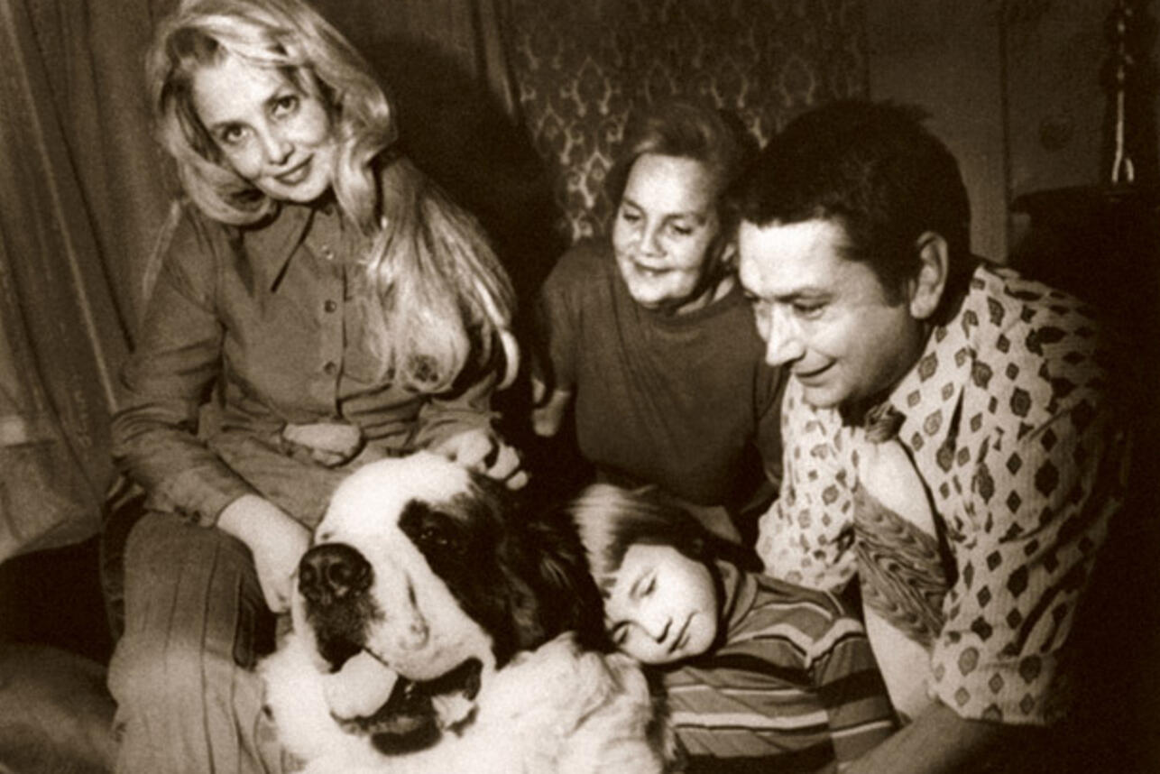 Наталья Кустинская с мамой, Борисом, сыном Митей и сенбернаром Дином