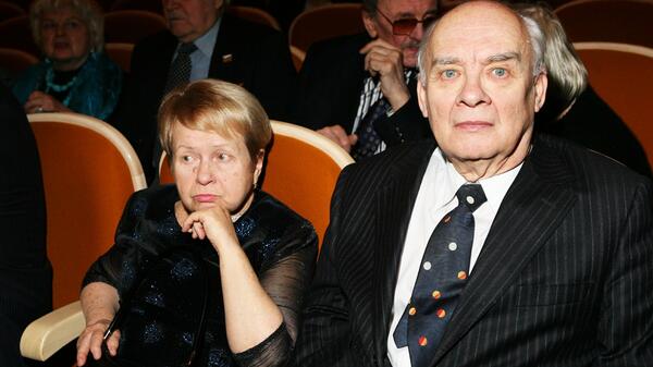 Осталась у гроба в одиночестве: на Пахмутову было больно смотреть на похоронах Добронравова