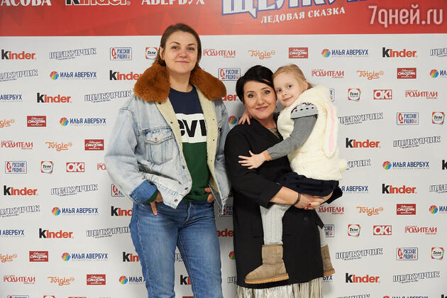 Анна Уколова и Инга Оболдина с дочкой Кларой Анна Уколова и Инга Оболдина с дочкой Кларой